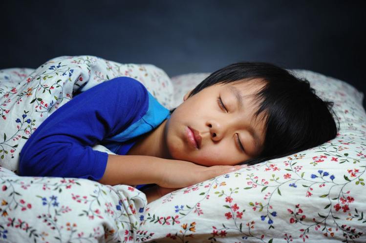 बच्चे की प्रखर बुद्धि के लिए दोपहर की भरपूर नींद